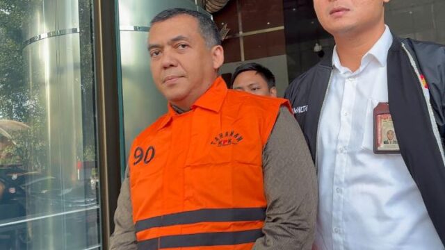 Tampak Mengenakan Rompi Orange, Wamen Imipas Silmy Karim, S.E.,M.E., Resmi Menjadi Tahanan KPK